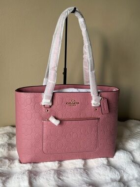 Coach station Tote Bag in signature leather. Authentic Bag. NWT